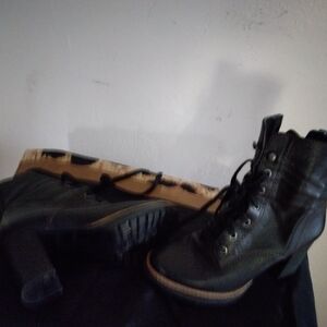 Women 7.5 Leather booties By Naturalizer